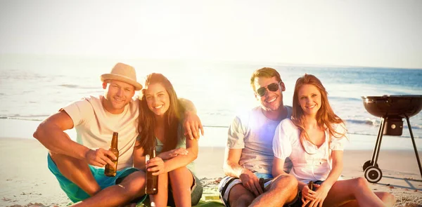 Vrienden met barbecue op het strand — Stockfoto
