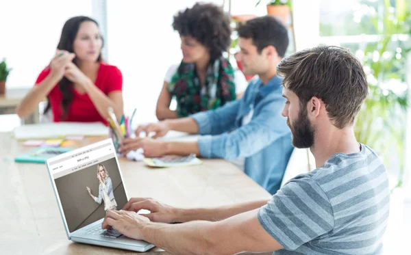 Podnikatel psaní na jeho laptopu — Stock fotografie