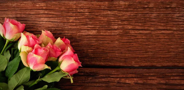 Rosas rosadas sobre fondo de madera —  Fotos de Stock