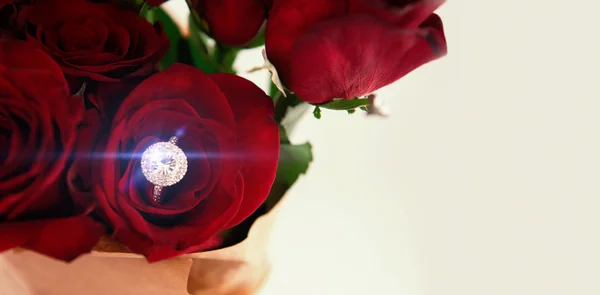 Rosas con anillo aislado en blanco — Foto de Stock