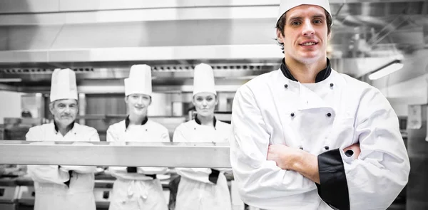Мужчина шеф-повар, стоящий на кухне — стоковое фото