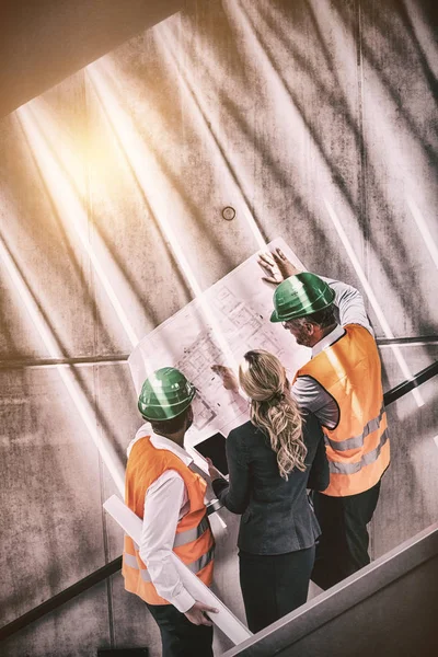 Zakenvrouw en architecten staande op de trap — Stockfoto