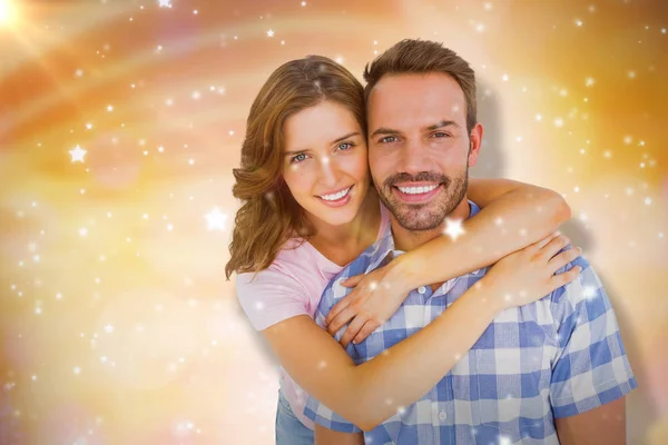 Feliz jovem casal abraçando — Fotografia de Stock