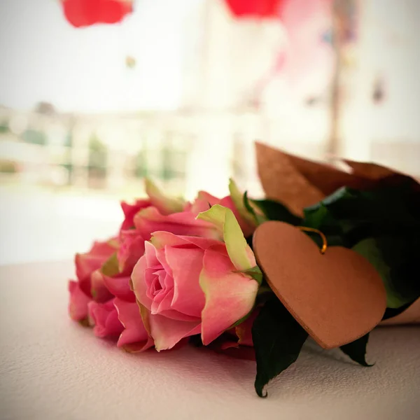 Rosa rosor med hjärta — Stockfoto