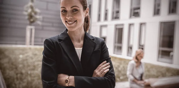 Glimlachende zakenvrouw in kantoor gebouwen — Stockfoto
