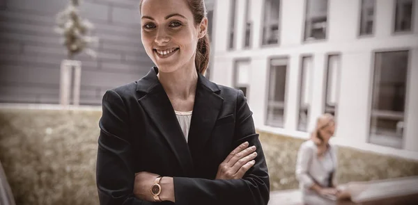 Empresária sorridente em instalações de escritório — Fotografia de Stock