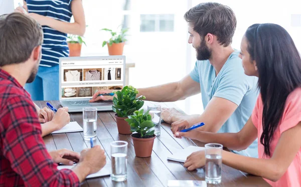 Equipo de negocios usando un portátil — Foto de Stock