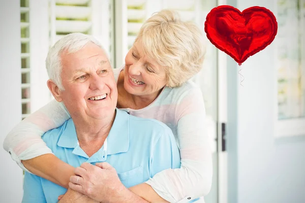 Casal Sênior Feliz Abraçando — Fotografia de Stock