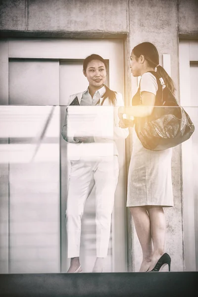 Empresárias em pé por elevador — Fotografia de Stock