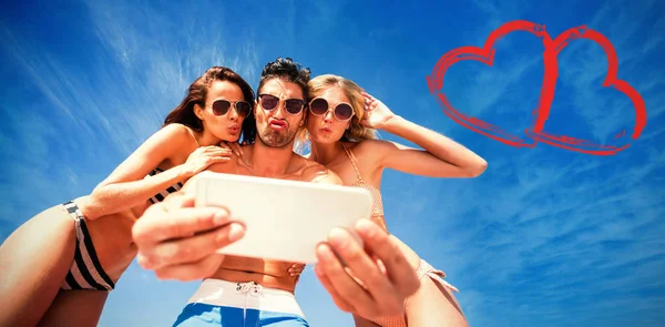 Amigos felices tomando selfie — Foto de Stock