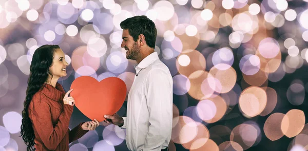 Paar houden papier hart — Stockfoto