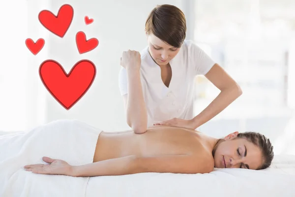 Masseuse massage geven met vrouw — Stockfoto