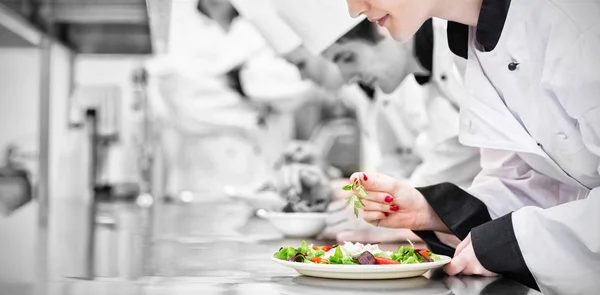 Chefs terminando suas saladas — Fotografia de Stock