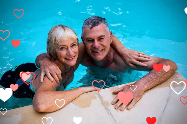 Старшая пара в бассейне — стоковое фото