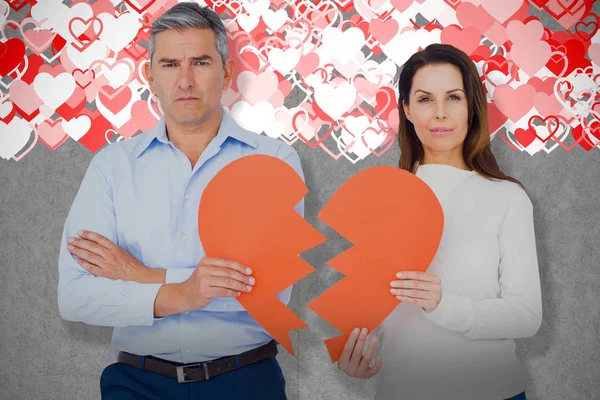 Paar hält Papier mit gebrochenem Herzen in Form — Stockfoto