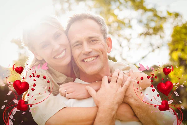 Casal com braços ao redor — Fotografia de Stock