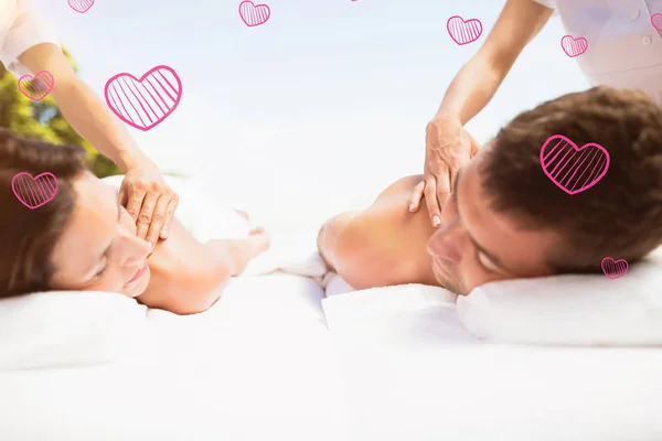 Par får ryggmassage från massör — Stockfoto