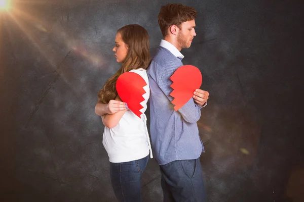 Kırık kalp taşıyan çift — Stok fotoğraf