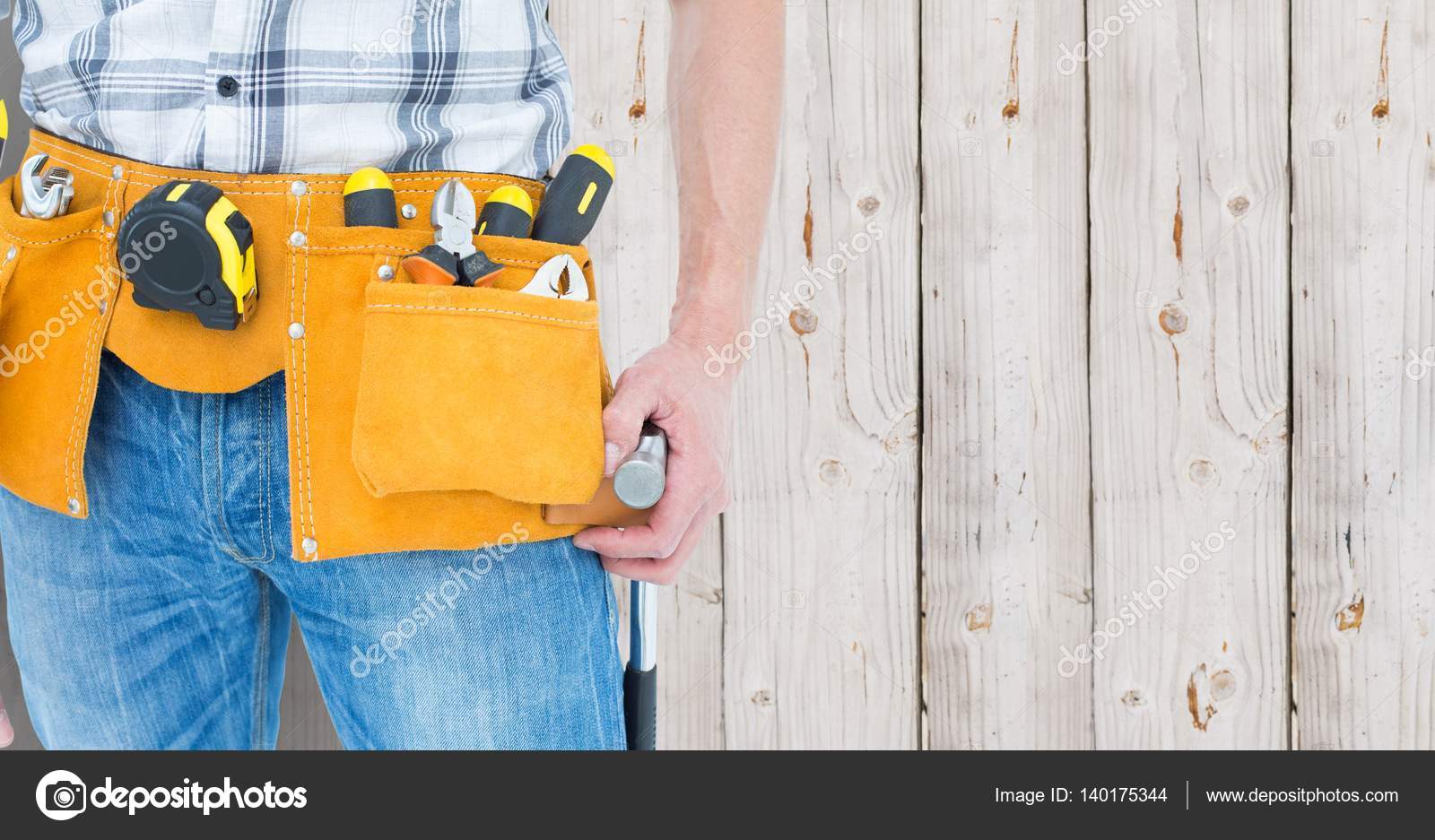 Faz-tudo com cinto de ferramentas em torno de sua cintura — Foto ©  Wavebreakmedia #140175344, image size:1600x937