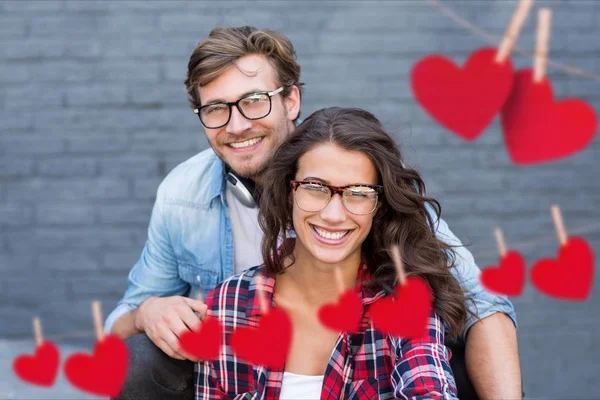 Casal abraçando uns aos outros — Fotografia de Stock