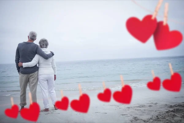 Романтична пара на пляжі — стокове фото