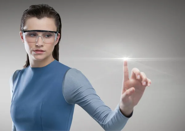 Frau mit futuristischem Touchscreen — Stockfoto