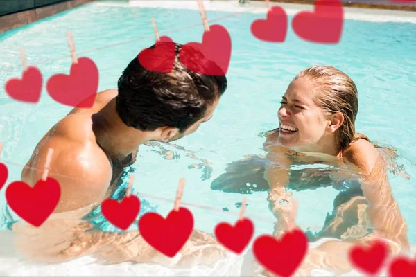 Ευτυχισμένο ζευγάρι έχει τη διασκέδαση στην πισίνα — Φωτογραφία Αρχείου