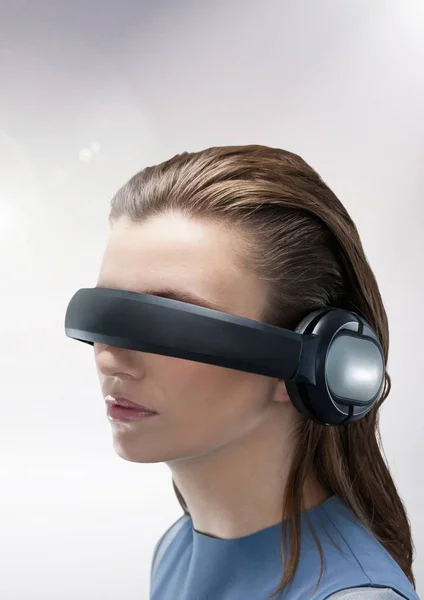 Γυναίκα που χρησιμοποιεί ακουστικά εικονικής πραγματικότητας — Φωτογραφία Αρχείου