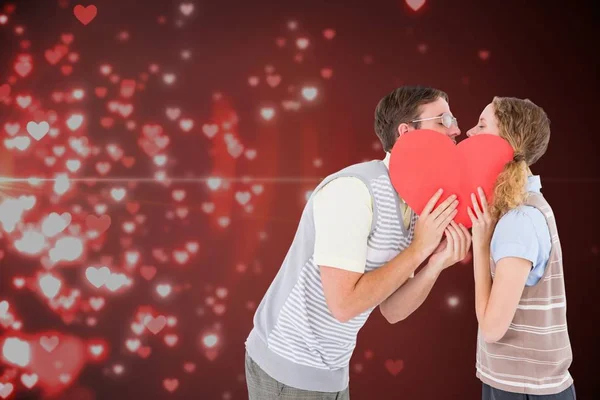 Paar houden van hart en kussen — Stockfoto