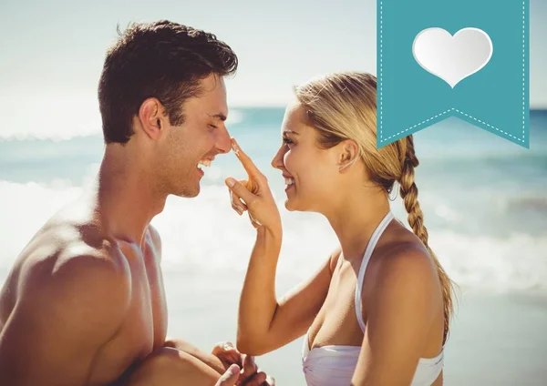 在海滩上的浪漫情侣在海滩上的浪漫情侣 — 图库照片