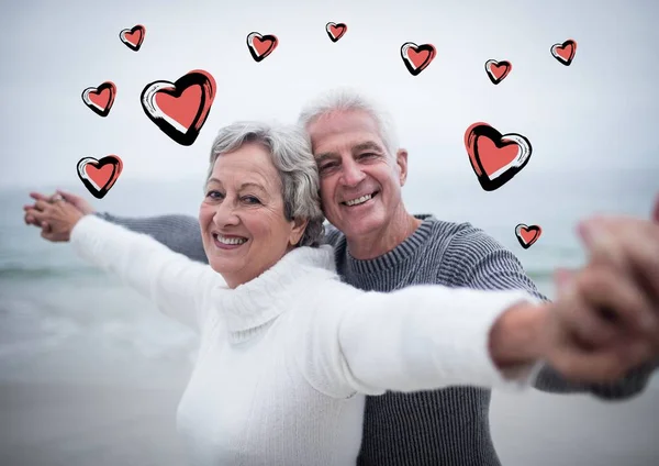 Portrait d'un couple de personnes âgées debout les bras tendus — Photo