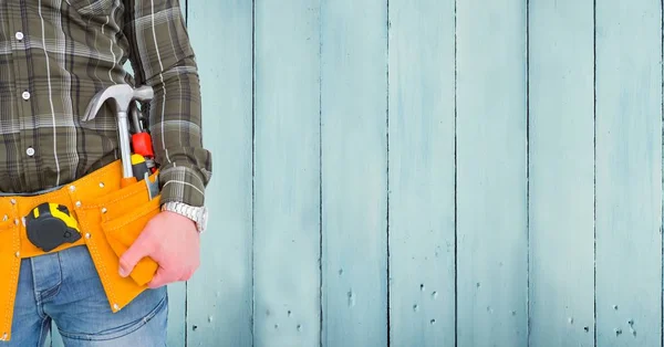 Sección media del hombre práctico con cinturón de herramientas — Foto de Stock