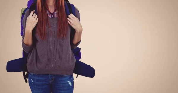 Mulher na mochila contra fundo bege — Fotografia de Stock