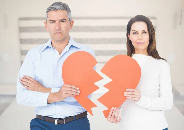 Casal segurando coração quebrado — Fotografia de Stock