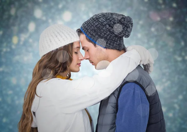 Пара в зимней одежде обнимает — стоковое фото