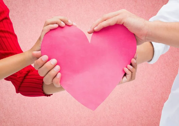 Couples holding a heart — Stock Photo, Image