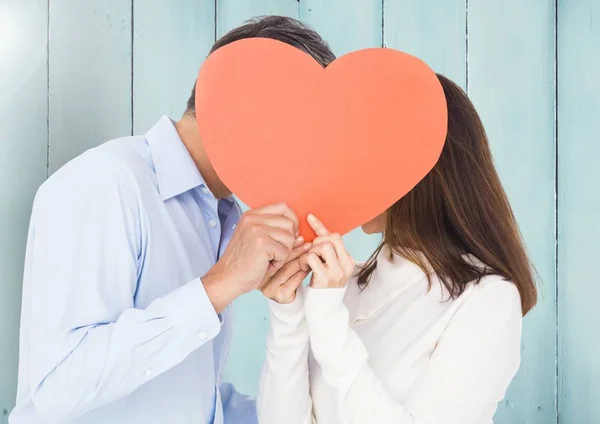 Paar verbergen hun gezicht achter hart — Stockfoto
