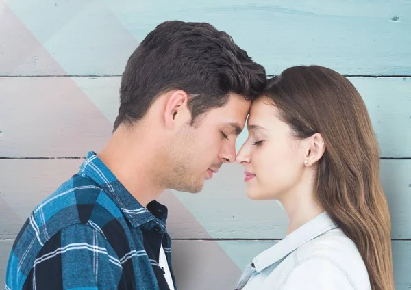 Romantische paar staande met gesloten ogen — Stockfoto