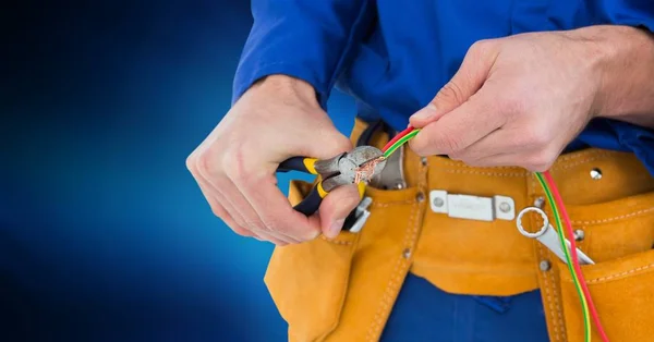 Mitten delen av handyman med tång — Stockfoto