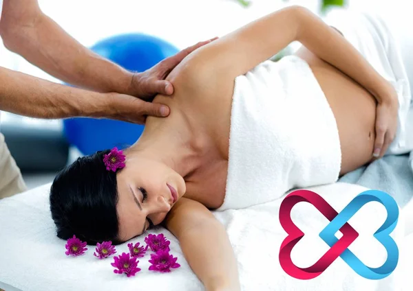 Vrouw ontvangende spa massage — Stockfoto