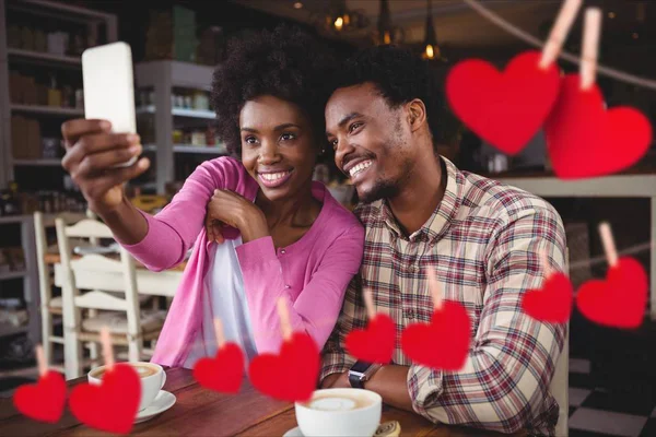 Szczęśliwa para biorąc selfie na telefon komórkowy — Zdjęcie stockowe