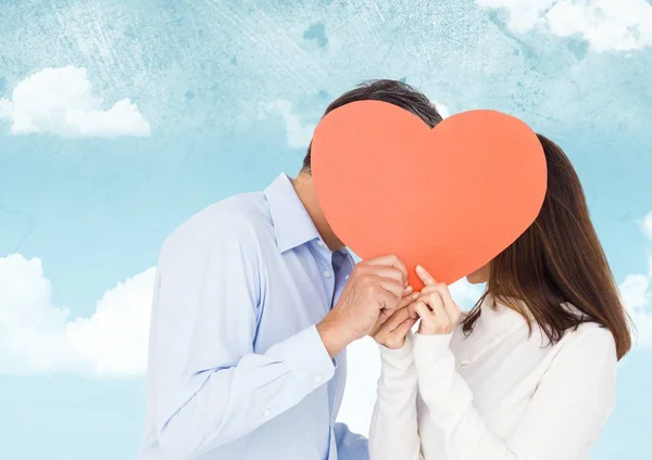 Romantisches Paar versteckt sein Gesicht hinter dem Herzen — Stockfoto