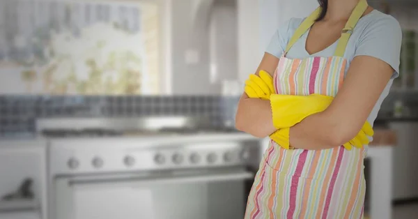 Mujer de pie con brazos cruzados — Foto de Stock