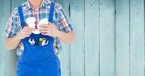 Homem acessível com ferramentas de pé — Fotografia de Stock