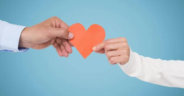 Hände eines Paares mit einem Herz — Stockfoto