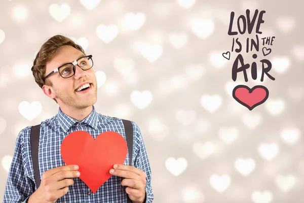 Nerd homem segurando coração rosa — Fotografia de Stock