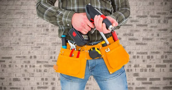 Hombre práctico con herramientas y taladro — Foto de Stock
