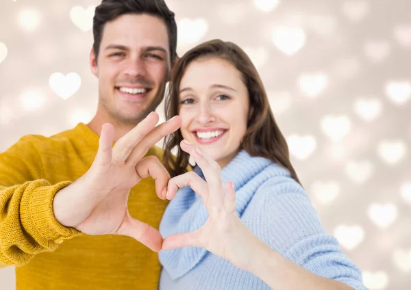 Pareja formando corazón con mano — Foto de Stock