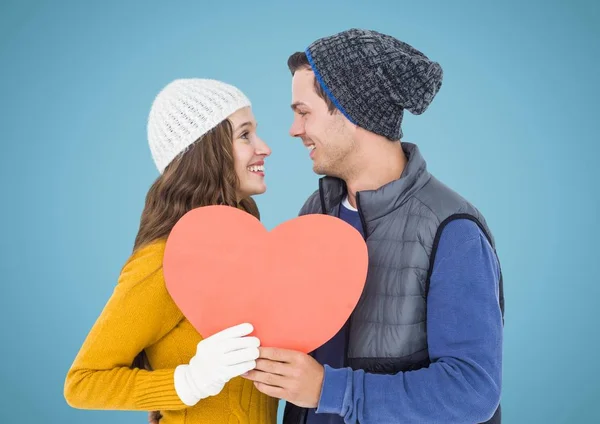 Pareja romántica sosteniendo forma de corazón — Foto de Stock