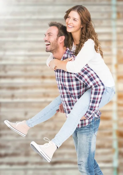 Muž dává prasátko zpět k ženě — Stock fotografie